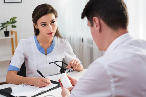 мужчина на консультации в реабилитационном центре для алкоголиков