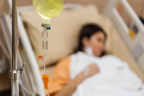 женщина проходит процедуру вывода из запоя