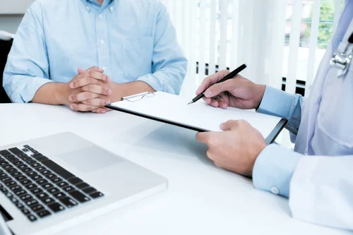 врач пишет рекомендации после кодирования алкоголизма на дому