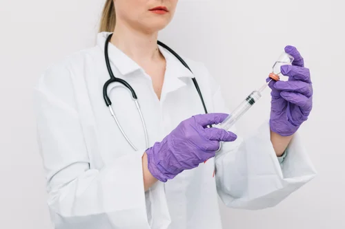 врач с препаратом для кодирования алгоминал