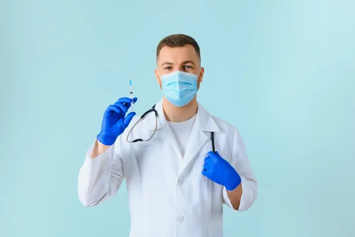 врач с препаратами для раскодировки от алкоголизма