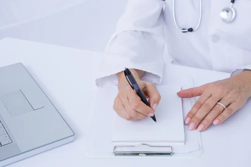 врач пишет рекомендации после кодирования препаратом Налтрексон