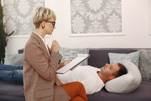 врач проводит сеанс кодирования гипнозом