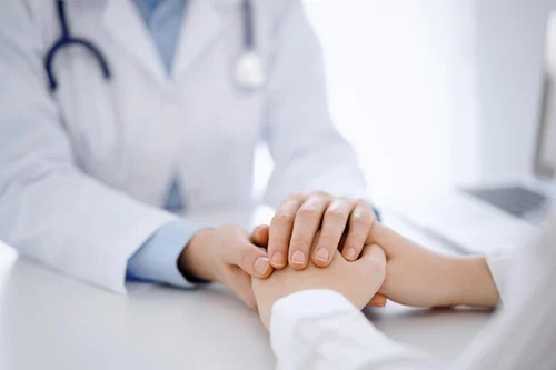 врач поддерживает пациента после вывода из запоя