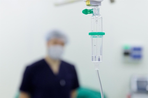 врач применяет капельницы для оказания наркологической помощи