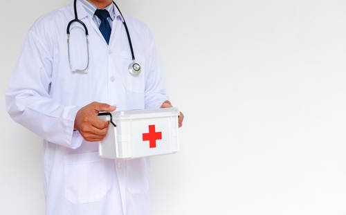 врач держит необходимую аптечку для лечения токсикомании