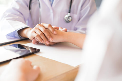 врач поддерживает пациента в лечении эпилепсии