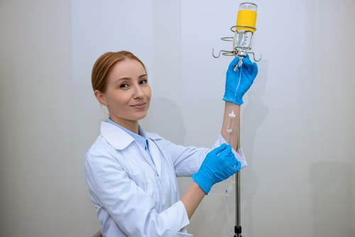 врач с капельницей в наркологическом диспансере