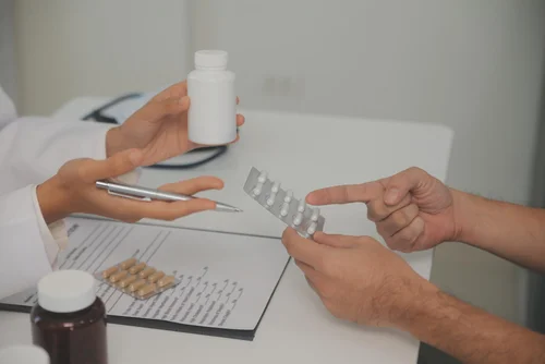 врач назначает препараты для лечения паранойи