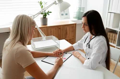 врач поддерживает женщину в реабилитации Day Top