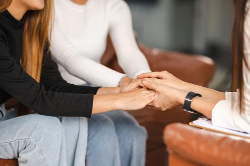 врач-психиатр пожимает руку пациенту
