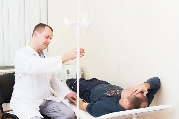 врач ставит капельницу