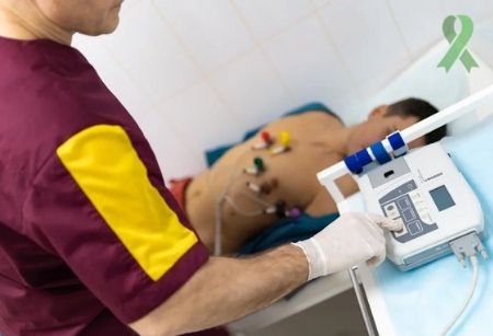 врач проводит исследование перед кодированием от алкоголизма